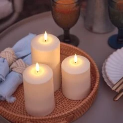 3 Bougies D'Extérieur à LED TruGlow® Avec Télécommande 20 3 Bougies D'Extérieur à LED TruGlow® Avec Télécommande -Éclairage Domestique 3 bougies dexterieur a led truglow sur une table