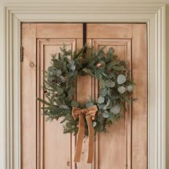 Crochet Pour Couronne En Métal Noir 6 Crochet Pour Couronne En Métal Noir -Éclairage Domestique AC21001 crochet pour couronne en metal noir suspendu sur porte aveccouronne et noeud en velour