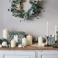 Lot De 4 Chandelles TruGlow® Avec Télécommande 24 Lot De 4 Chandelles TruGlow® Avec Télécommande -Éclairage Domestique Bougies TruGlow sur commode de couleurs et tailles differentes avec couronne de noel 2 3a74de89 2d0b 4e91 bfa2 c30a10fa7b92