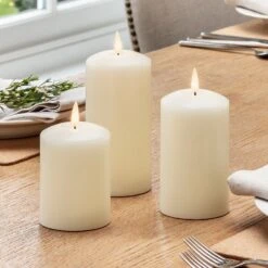Lot De Bougies Piliers TruGlow® Ivoire à LED 5 Lot De Bougies Piliers TruGlow® Ivoire à LED -Éclairage Domestique CA18013 Flickering LED Pillar Candles Realistic Christmas Table Close P1 5870fd09 26c3 43fe acb2 d2edbd779ac0