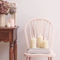 Lot De 3 Bougies Piliers Flamme Réaliste à LED TruGlow® -Éclairage Domestique CA18013 lot de 3 bougies piliers flamme realiste a led truglow sur une chaise