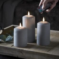 Lot De 3 Bougies Piliers TruGlow® Grises à LED Télécommandées 10 Lot De 3 Bougies Piliers TruGlow® Grises à LED Télécommandées -Éclairage Domestique CA19008 Lot de 3 Bougies TruGlow Grises Telecommandees