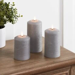 Lot De 3 Bougies Piliers TruGlow® Grises à LED Télécommandées 9 Lot De 3 Bougies Piliers TruGlow® Grises à LED Télécommandées -Éclairage Domestique CA19008 Lot de 3 Bougies TruGlow Grises p1