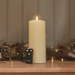 Grande Bougie Cierge à LED TruGlow® De 25cm -Éclairage Domestique CA19022 grande bougie cierge a led truglow de 25cm sur une etagere