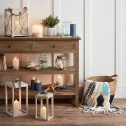 Bougie Pilier TruGlow®à 3 Mèches Décorée De Coquillages 5 Bougie Pilier TruGlow®à 3 Mèches Décorée De Coquillages -Éclairage Domestique CA20008RC bougie pillier truglow a 3 meches faisant partie d une deco