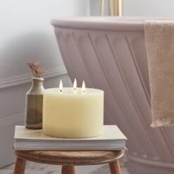 Bougie Pilier TruGlow® Ivoire à 3 Mèches Avec Télécommande 14 Bougie Pilier TruGlow® Ivoire à 3 Mèches Avec Télécommande -Éclairage Domestique CA21008 bougie pilier TruGlow ivoire 3 meches en salle de bain