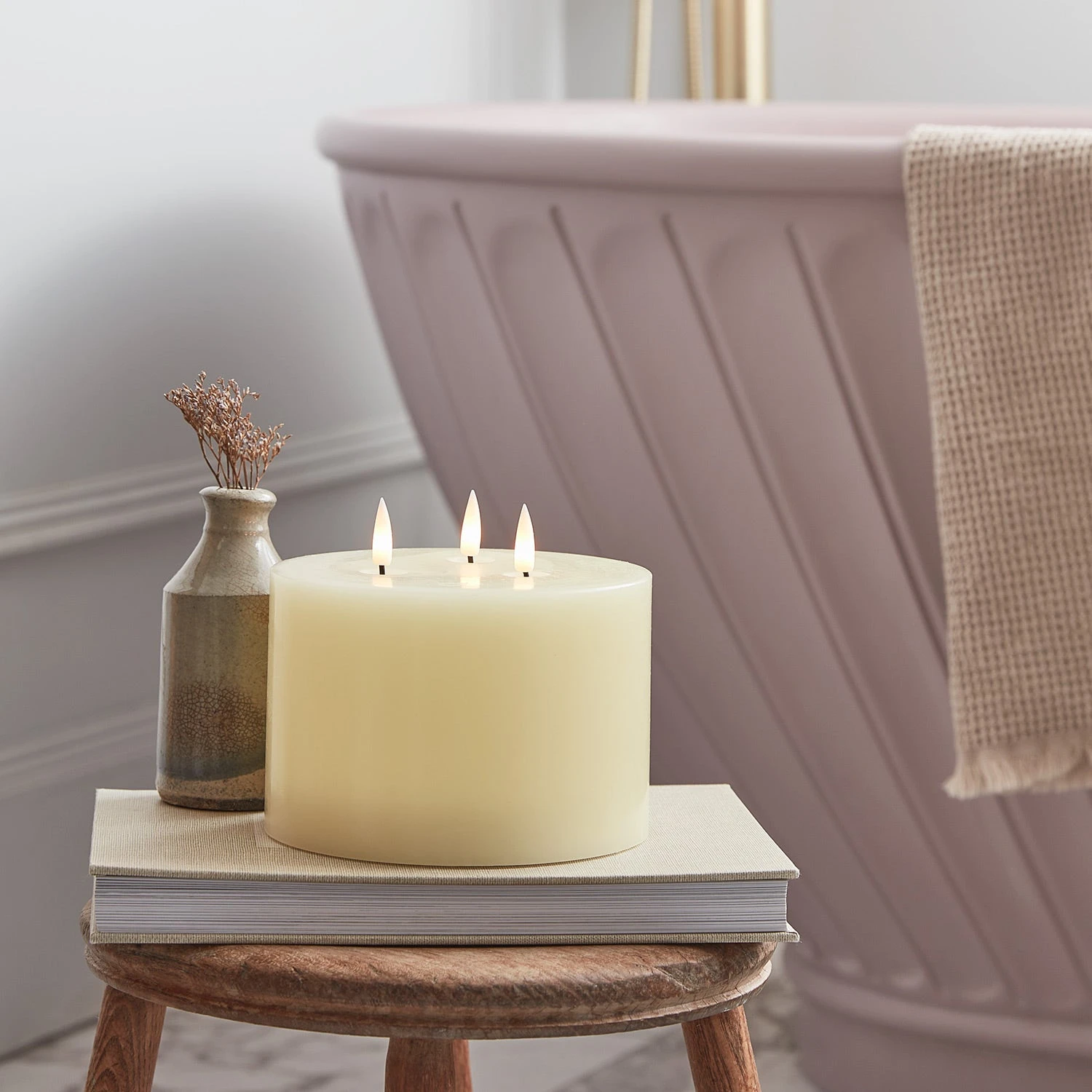 Bougie Pilier TruGlow® Ivoire à 3 Mèches Avec Télécommande 6 Bougie Pilier TruGlow® Ivoire à 3 Mèches Avec Télécommande – Image 6
