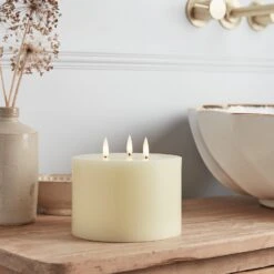 Bougie Pilier TruGlow® Ivoire à 3 Mèches Avec Télécommande 11 Bougie Pilier TruGlow® Ivoire à 3 Mèches Avec Télécommande -Éclairage Domestique CA21008 bougie pilier TruGlow ivoire 3 meches sur meuble salle de bain