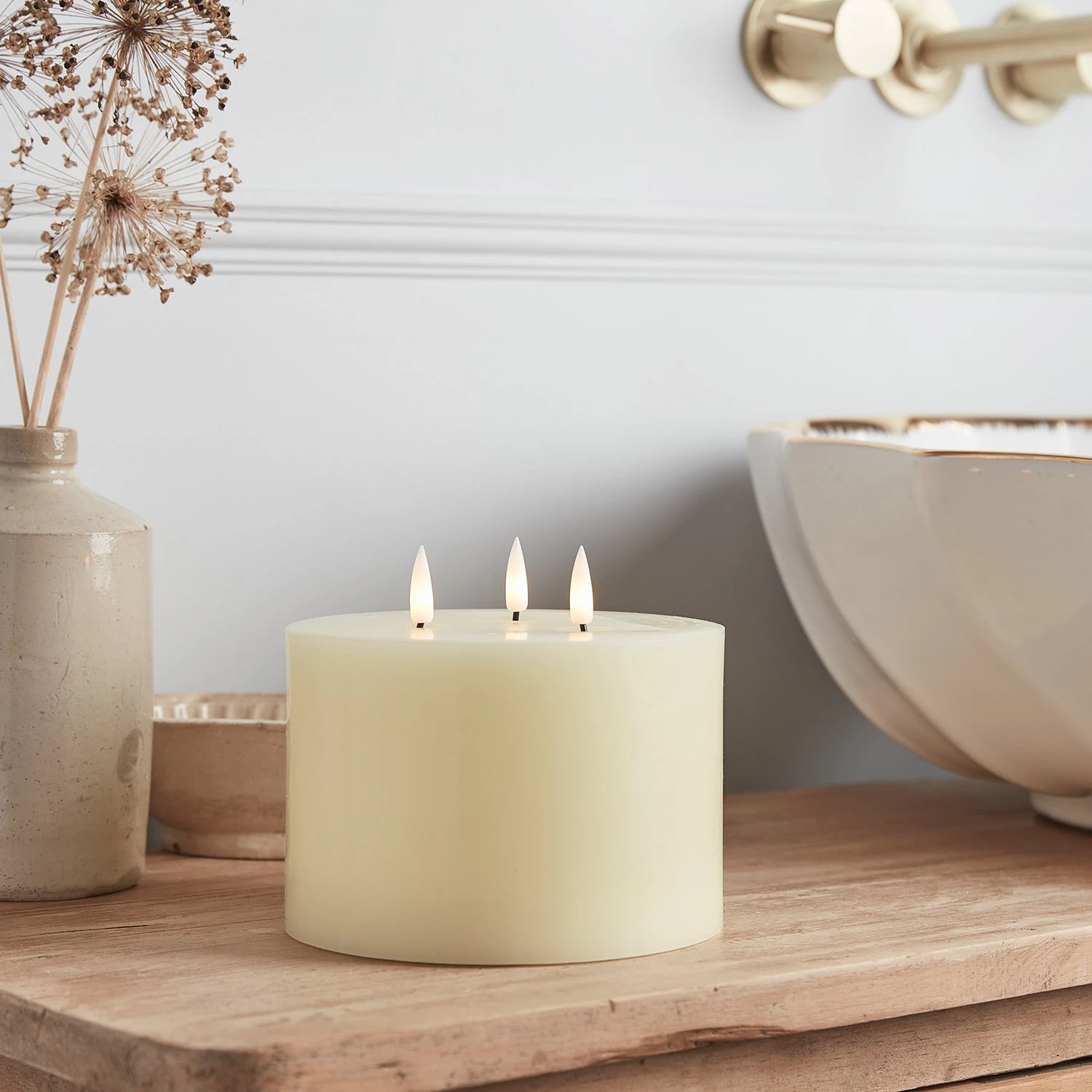 Bougie Pilier TruGlow® Ivoire à 3 Mèches Avec Télécommande 3 Bougie Pilier TruGlow® Ivoire à 3 Mèches Avec Télécommande – Image 3