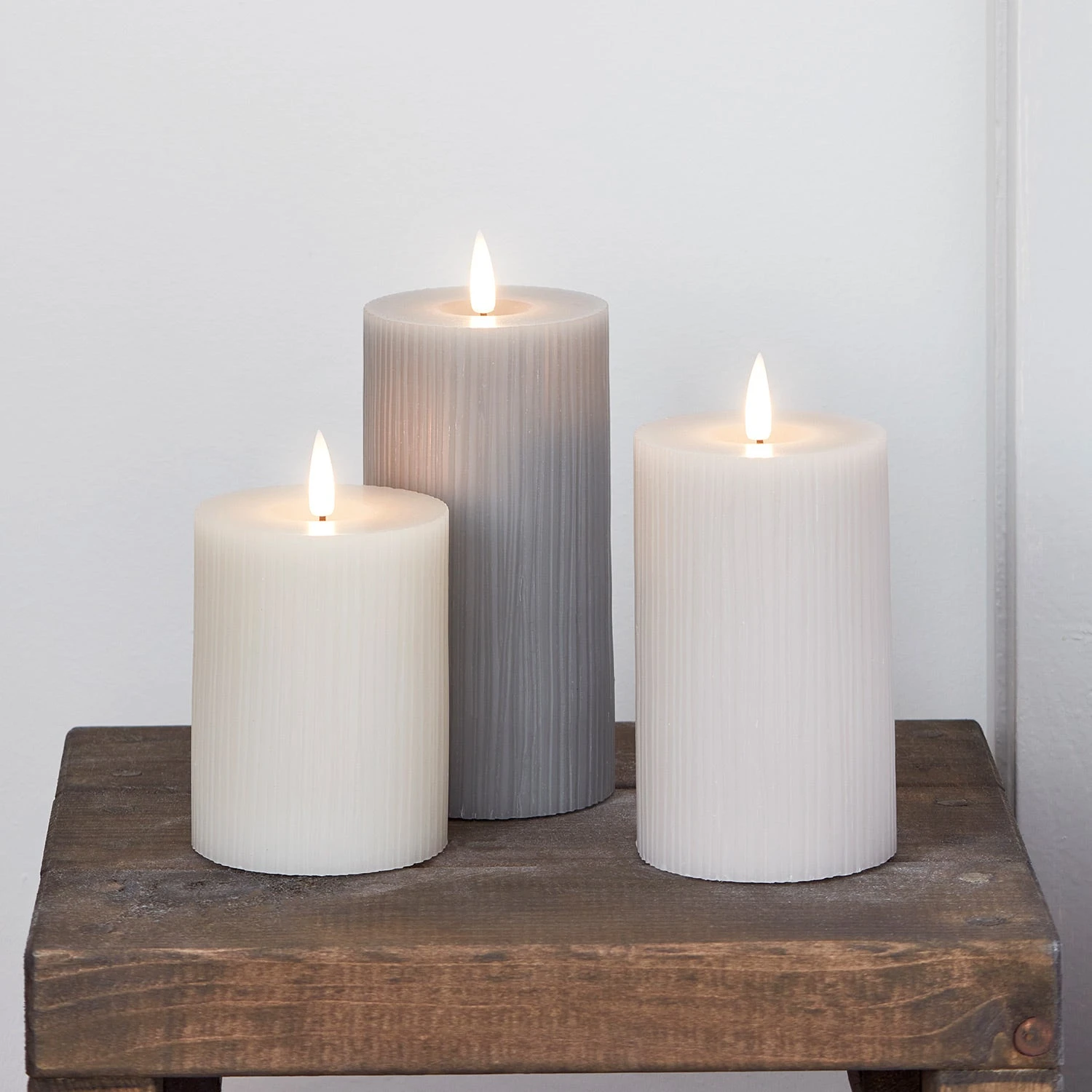 3 Bougies Piliers TruGlow® Grises à LED 2 3 Bougies Piliers TruGlow® Grises à LED – Image 2