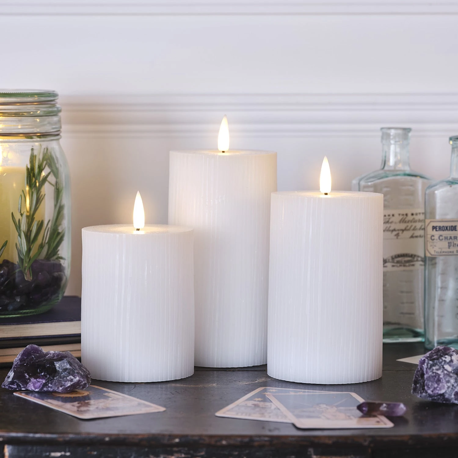 3 Bougies Piliers TruGlow® Blanches à LED Avec Télécommande 2 3 Bougies Piliers TruGlow® Blanches à LED Avec Télécommande – Image 2
