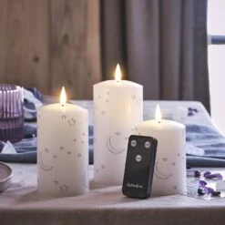 3 Bougies Piliers TruGlow® à Motif Lunes Et Étoiles 7 3 Bougies Piliers TruGlow® à Motif Lunes Et Étoiles -Éclairage Domestique CA24003 3 bougies piliers truglow a motif lunes et etoiles avec telecommande