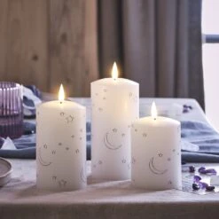 3 Bougies Piliers TruGlow® à Motif Lunes Et Étoiles 8 3 Bougies Piliers TruGlow® à Motif Lunes Et Étoiles -Éclairage Domestique CA24003 3 bougies piliers truglow a motif lunes et etoiles en deco de table avec des cristaux
