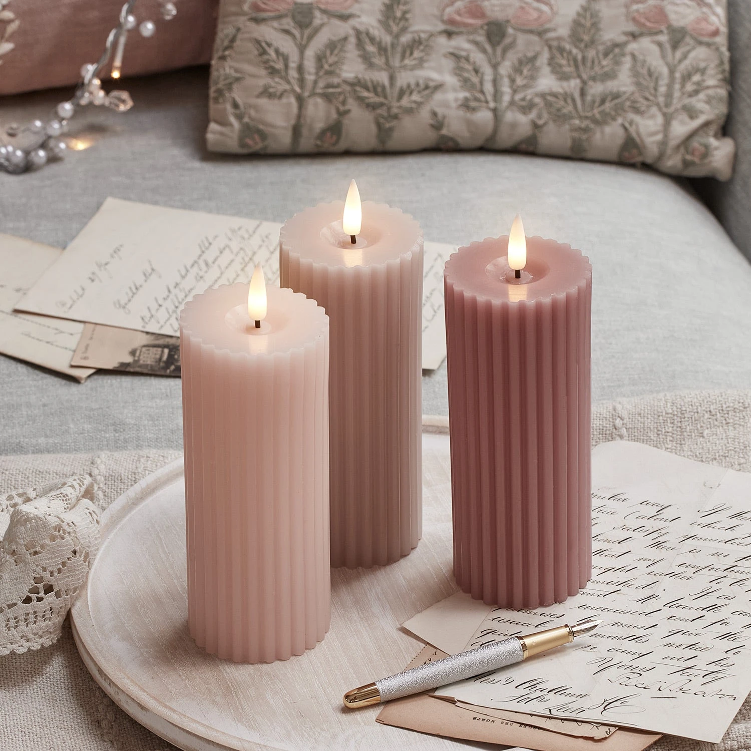 3 Bougies Piliers Fines Striées TruGlow® Rose 1 3 Bougies Piliers Fines Striées TruGlow® Rose