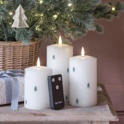 3 Bougies Piliers TruGlow® à Motifs Sapins De Noël Et Télécommande -Éclairage Domestique CA24041 3 bougies piliers truglow a motifs sapins de noel et telecommande