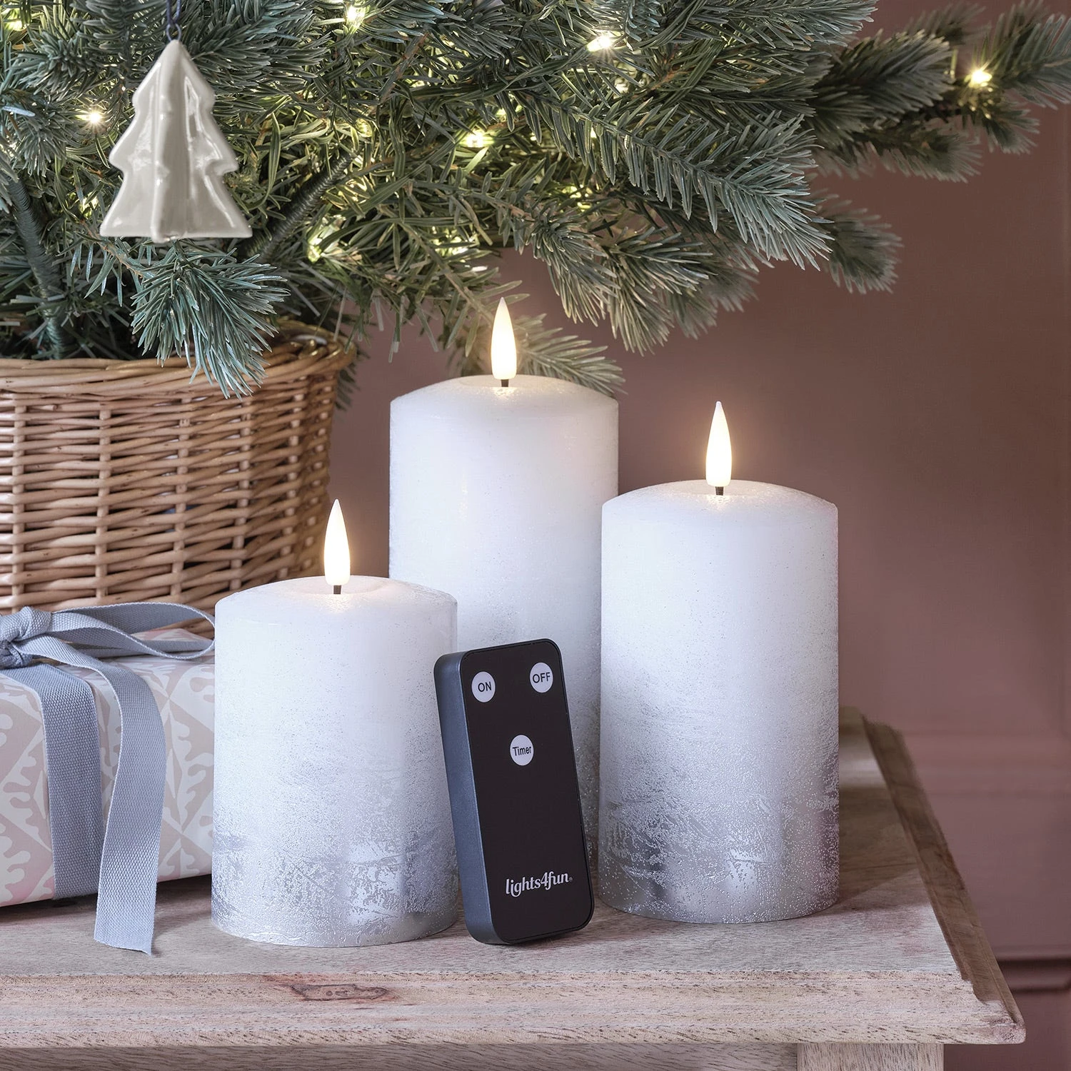 Lot De 3 Bougies Piliers Ombrées Argentées TruGlow® Avec Télécommande 2 Lot De 3 Bougies Piliers Ombrées Argentées TruGlow® Avec Télécommande – Image 2