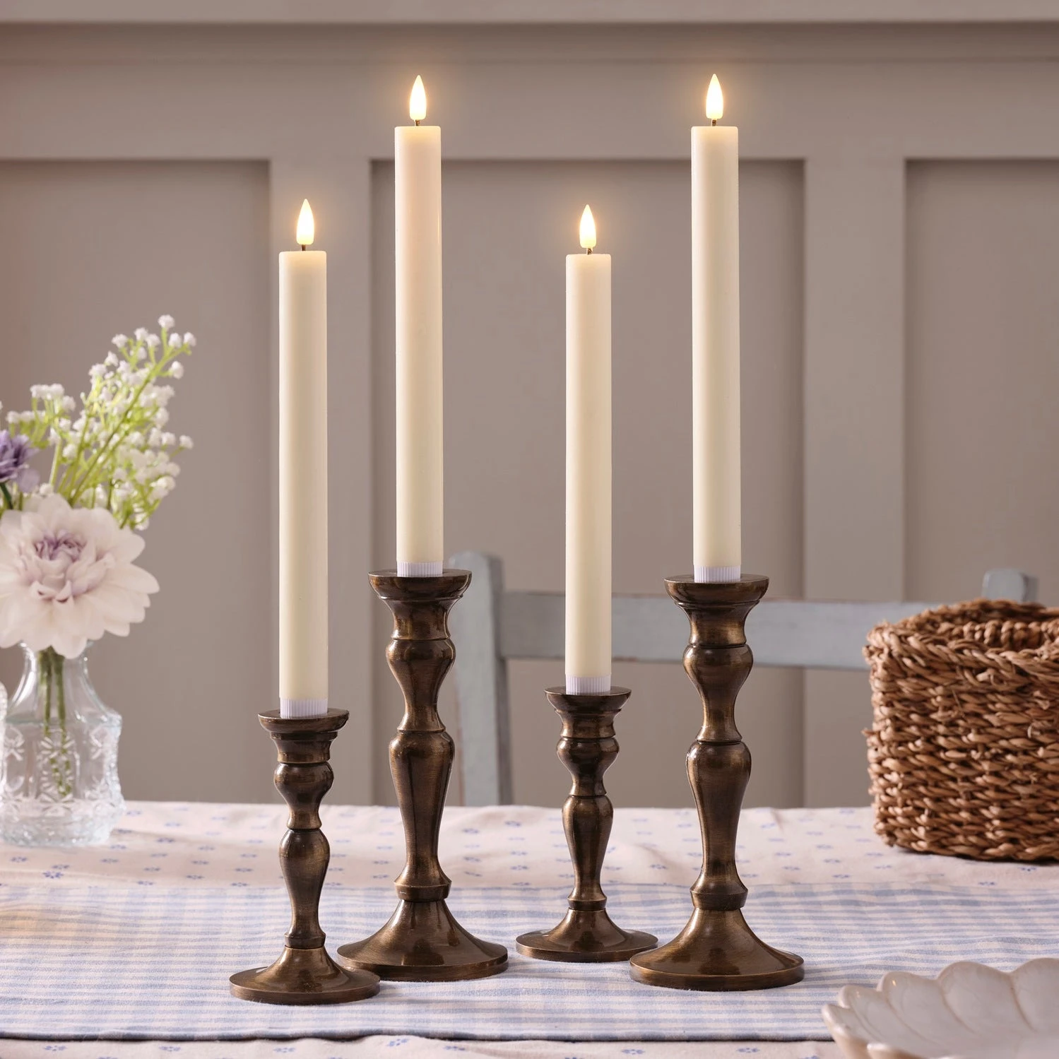 Lot De 4 Chandelles Rechargeables TruGlow® Avec Télécommande 3 Lot De 4 Chandelles Rechargeables TruGlow® Avec Télécommande – Image 3