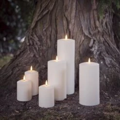 6 Bougies D'Extérieur à LED TruGlow® -Éclairage Domestique D CA20004CA21006 6 bougies dexterieur a led truglow sous un arbre