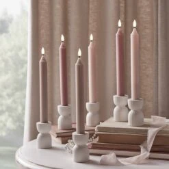 Lot De 6 Chandelles Striées Rose Truglow® Et 6 Bougeoirs En Céramique Blanc