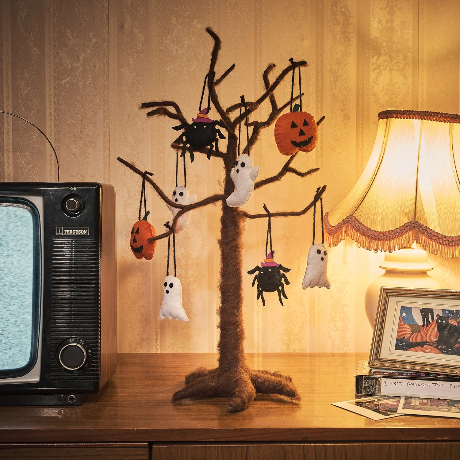 Lot D'Arbuste Décoratif En Feutre Et 8 Décos D'Halloween à Suspendre 1 Lot D'Arbuste Décoratif En Feutre Et 8 Décos D'Halloween à Suspendre