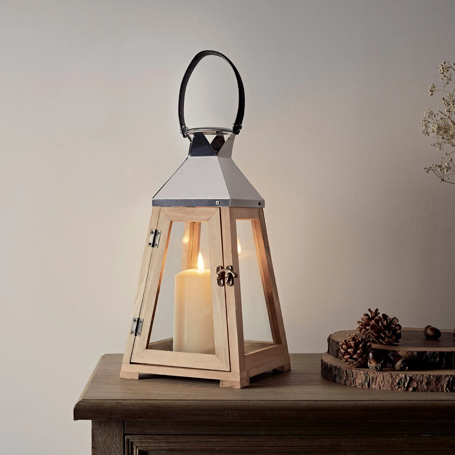 Lanterne Trapèze En Bois Avec Bougie TruGlow® 2 Lanterne Trapèze En Bois Avec Bougie TruGlow® – Image 2