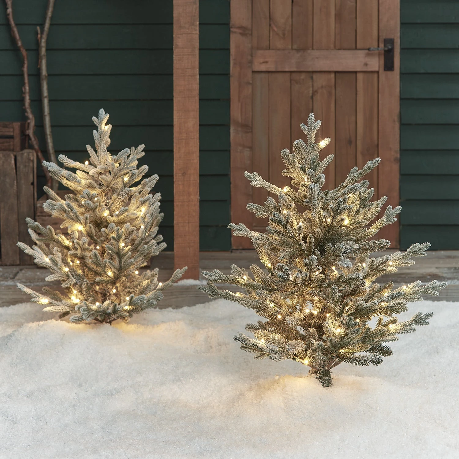 Lot De 2 Sapins De Noël De 91cm Sur Piquet à LED Bicolore, Effet Givré 2 Lot De 2 Sapins De Noël De 91cm Sur Piquet à LED Bicolore, Effet Givré – Image 2