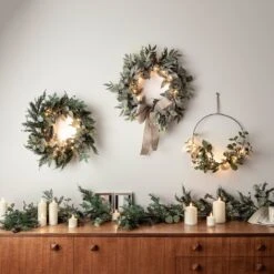 Couronne De Noël Eucalyptus Et Baies De 35cm Avec Guirlande Lumineuse à Micro LED -Éclairage Domestique D WR1903 Couronne Noel Metallique Feuillage Avec Micro LED Mur P4
