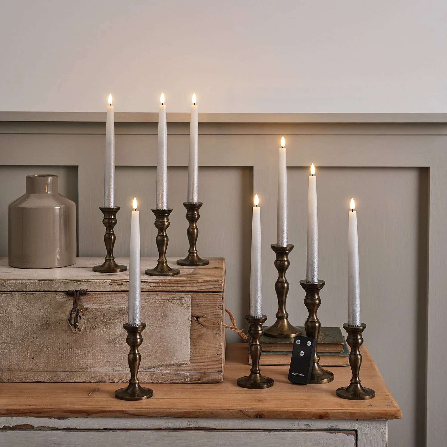 Lot De 8 Chandelles Ombrées Argentées TruGlow® Avec Télécommande 3 Lot De 8 Chandelles Ombrées Argentées TruGlow® Avec Télécommande – Image 3