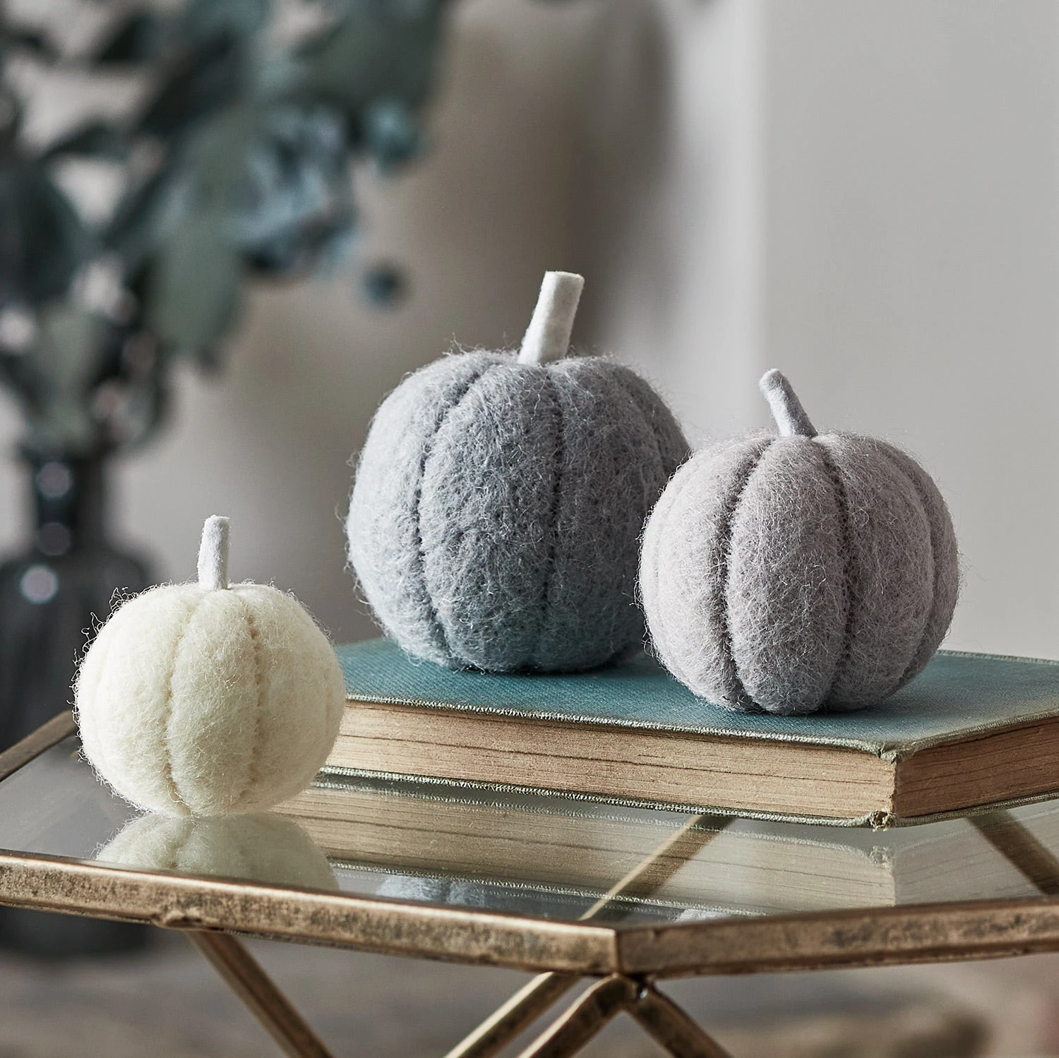 Lot Cloche Lumineuse En Verre Avec 6 Citrouilles En Feutre 2 Lot Cloche Lumineuse En Verre Avec 6 Citrouilles En Feutre – Image 2