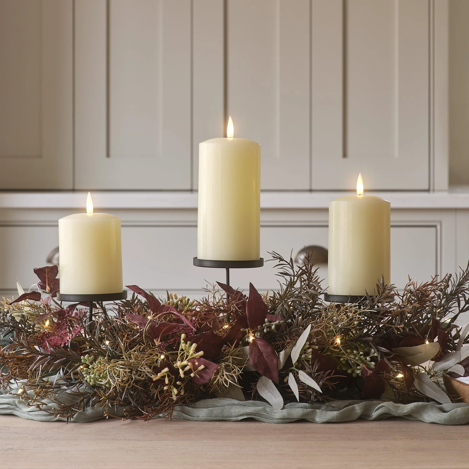 Lot De Composition Automnale Avec Trio De Porte-Bougies & 3 Bougies LED TruGlow® 1 Lot De Composition Automnale Avec Trio De Porte-Bougies & 3 Bougies LED TruGlow®