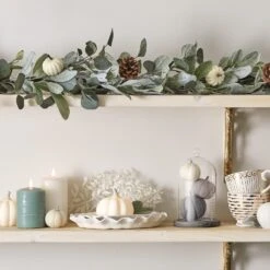 3 Bougies Piliers TruGlow® Vert Eucalyptus Avec Télécommande 5 3 Bougies Piliers TruGlow® Vert Eucalyptus Avec Télécommande -Éclairage Domestique Etagere murale avec guirlande automnale eucalyptus citrouilles en feutre sous cloche et bougies TruGlow d431ec63 fd46 477a bb07 9ec2aa7d2d98