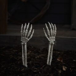 2 Piquets De Jardin D’Halloween En Forme De Main De Squelette 5 2 Piquets De Jardin D’Halloween En Forme De Main De Squelette -Éclairage Domestique HA22017 2 piquets de jardin d halloween en forme de mains de squelette Off