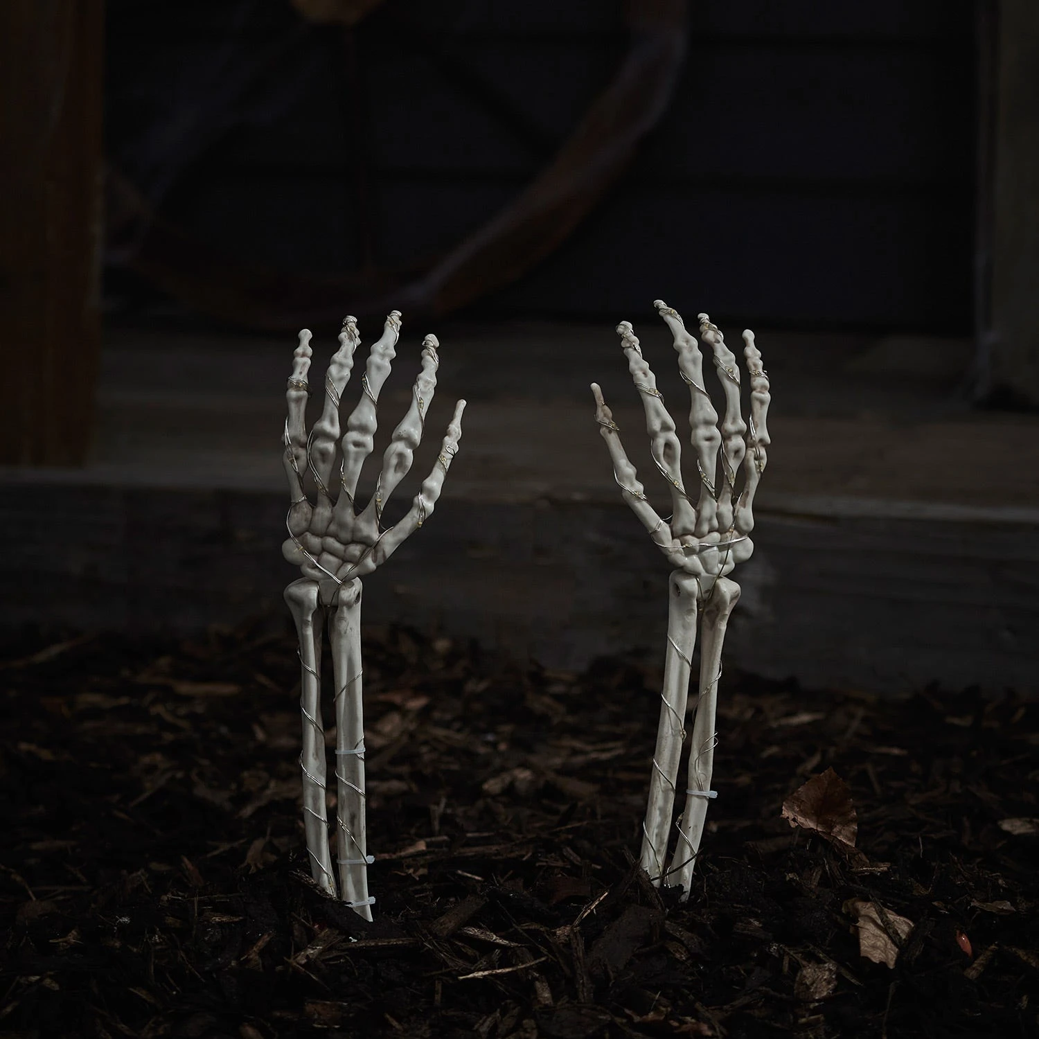 2 Piquets De Jardin D’Halloween En Forme De Main De Squelette 3 2 Piquets De Jardin D’Halloween En Forme De Main De Squelette – Image 3