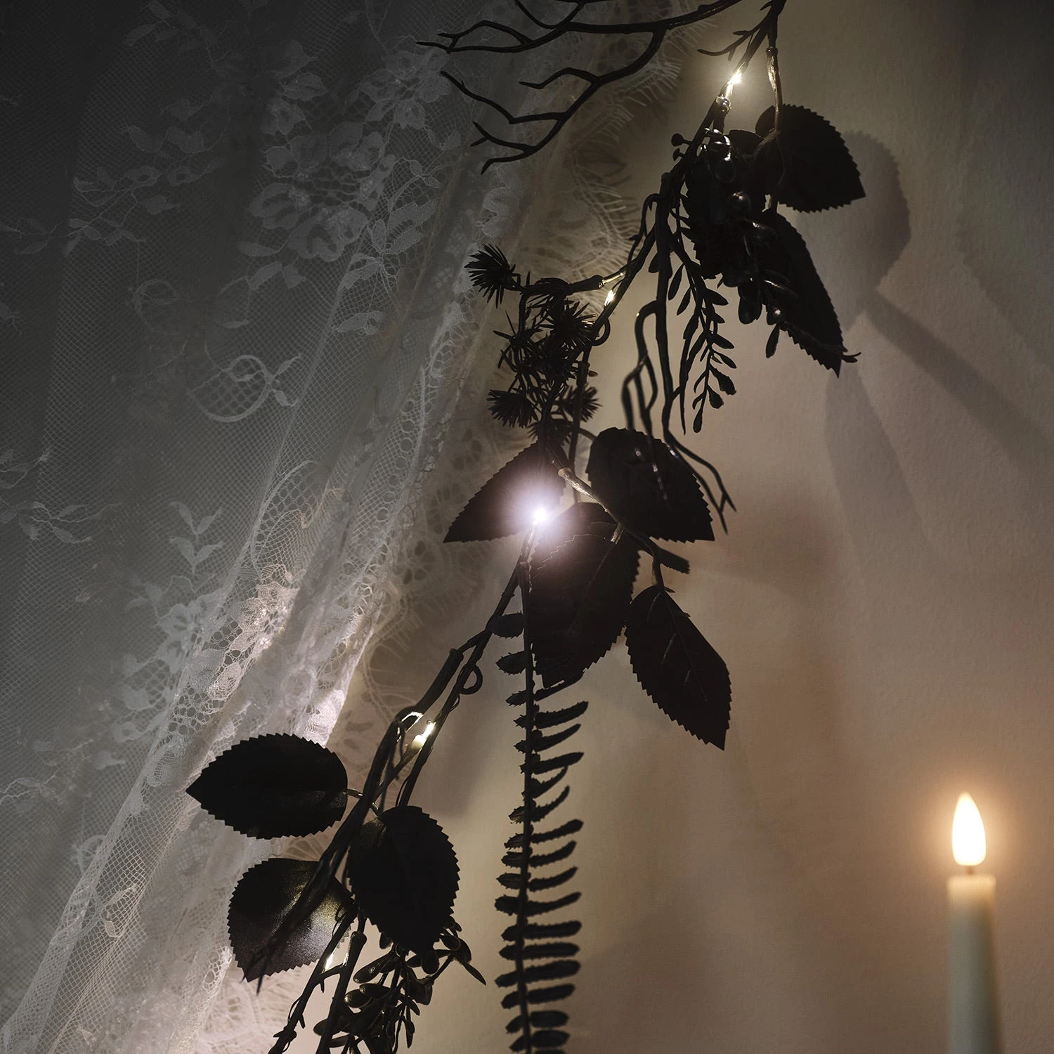 Lot De Couronne Et Guirlande Pré-éclairées D’Halloween Aux Feuillages Noirs 8 Lot De Couronne Et Guirlande Pré-éclairées D’Halloween Aux Feuillages Noirs – Image 8