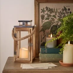 Lanterne Salcombe En Bois à Bougie LED -Éclairage Domestique LA15102 lanterne salcombe en bois a bougie led 2