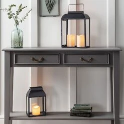 Grande Lanterne D'Extérieur à Piles Devon 5 Grande Lanterne D'Extérieur à Piles Devon -Éclairage Domestique LA18009 Grande Lanterne Lumineuse Noire sur table appoint