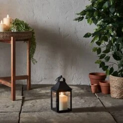 Petite Lanterne De Jardin De 25 Cm Avec Bougie TruGlow® -Éclairage Domestique LA22006 Lanterne de Jardin Albury avec Bougie TruGlow allumee 3 34dbf0bf 09cf 4948 bf2f 0af2074cd6c9