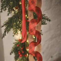 Guirlande De Noël Pré-éclairée Aux Baies Rouges 11 Guirlande De Noël Pré-éclairée Aux Baies Rouges -Éclairage Domestique LL GA25009 guirlande de noel pre eclairee aux baies rouges vue rapprochee