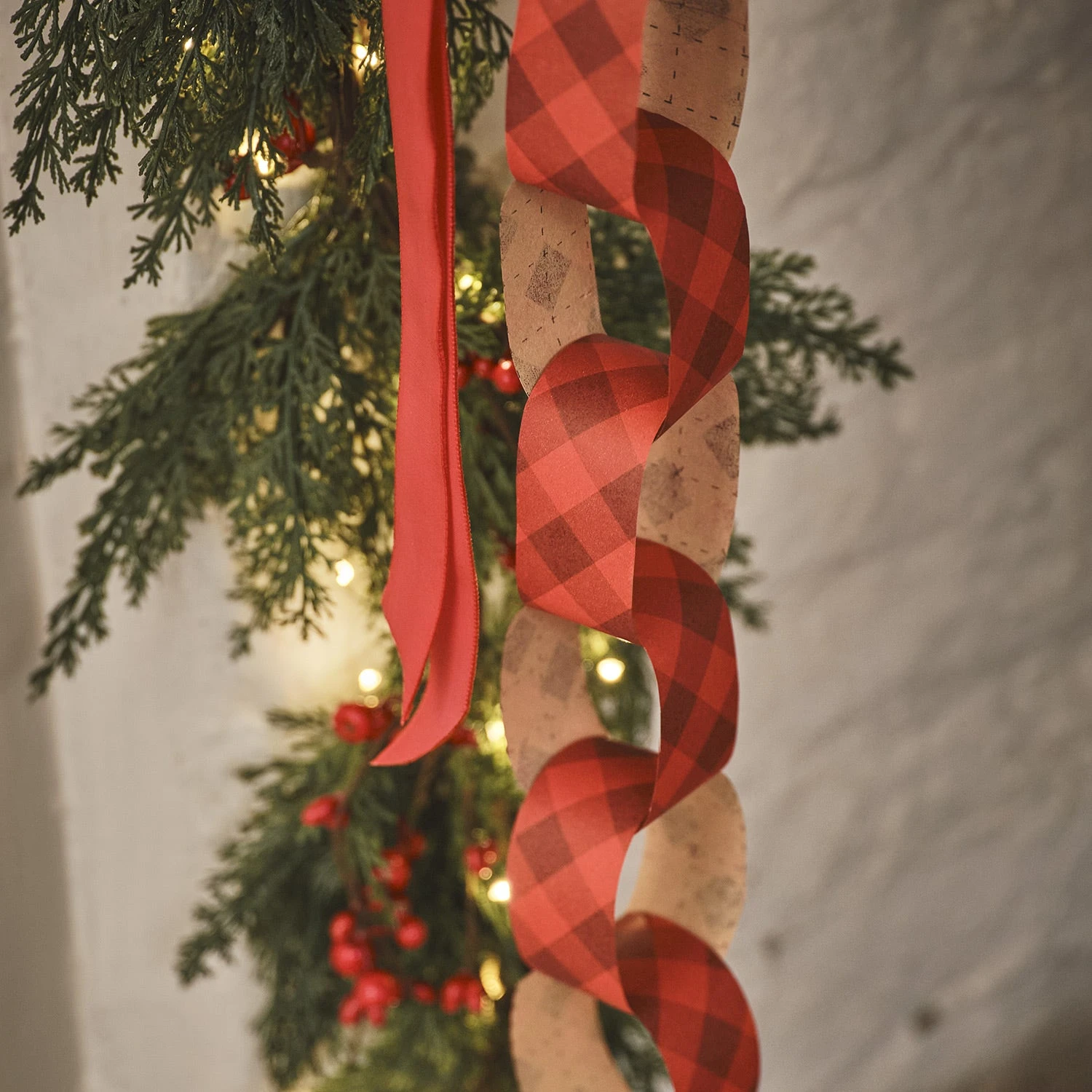 Guirlande De Noël Pré-éclairée Aux Baies Rouges 5 Guirlande De Noël Pré-éclairée Aux Baies Rouges – Image 5