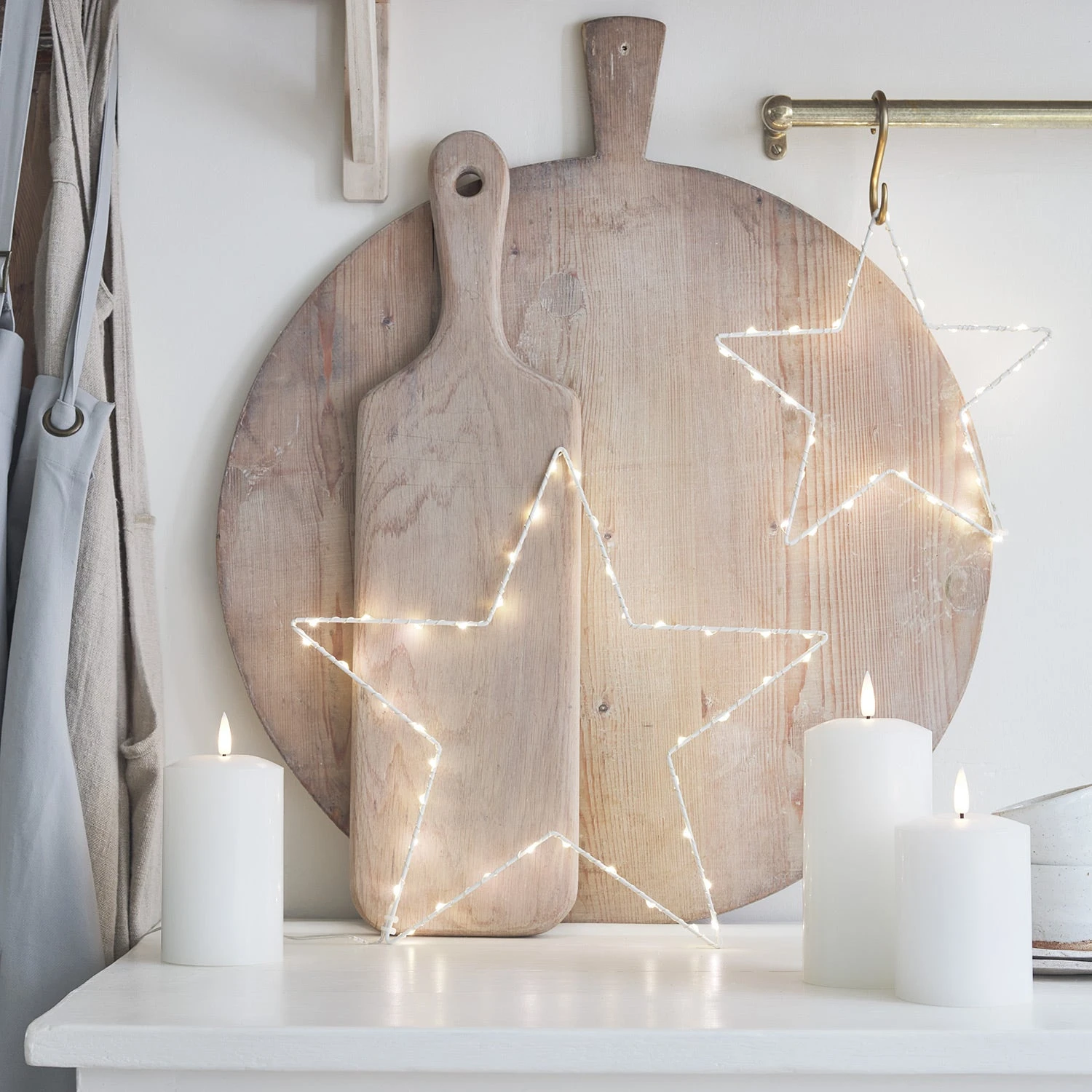 Lot D'Étoiles Lumineuses Osby Et Bougies Piliers TruGlow® Blanches 1 Lot D'Étoiles Lumineuses Osby Et Bougies Piliers TruGlow® Blanches