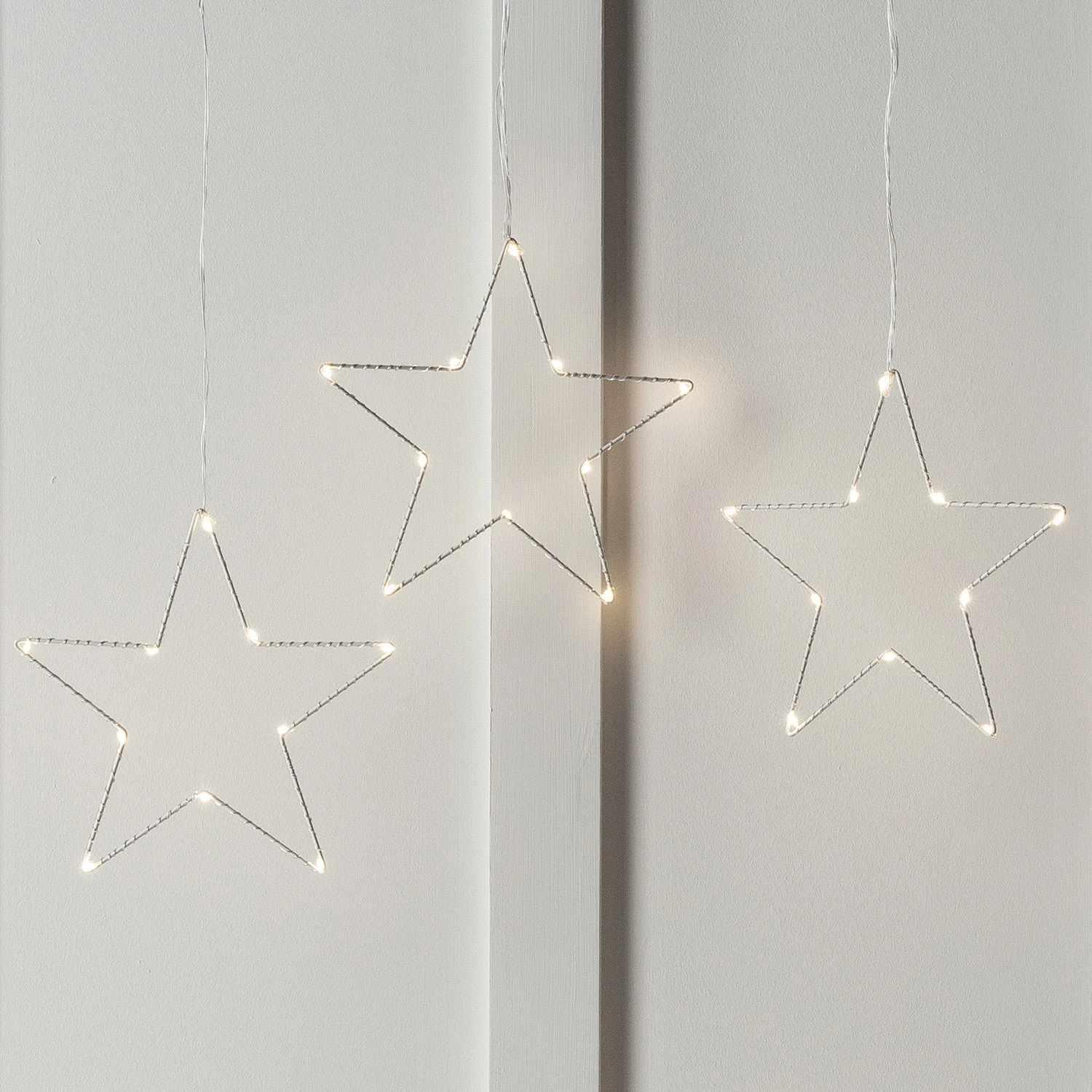 Trois Décos Étoiles Lumineuses Osby à LED à Piles 2 Trois Décos Étoiles Lumineuses Osby à LED à Piles – Image 2