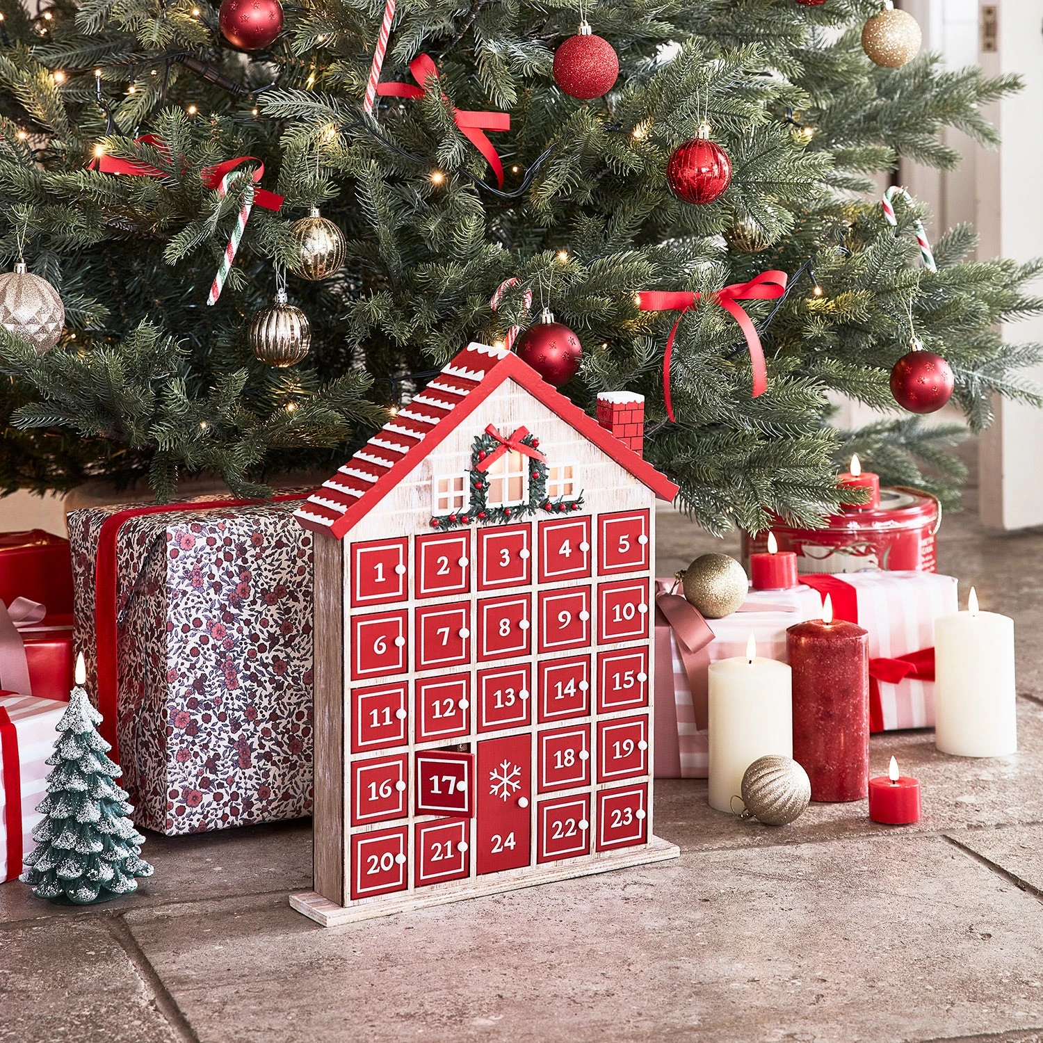 Calendrier De L'Avent En Bois En Forme De Maison De Campagne 3 Calendrier De L'Avent En Bois En Forme De Maison De Campagne – Image 3
