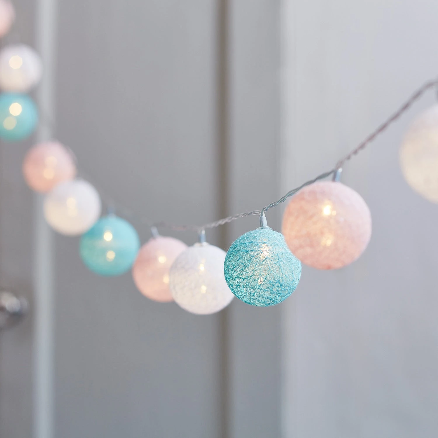Guirlande Lumineuse LED 20 Boules De Coton Pastel 1 Guirlande Lumineuse LED 20 Boules De Coton Pastel