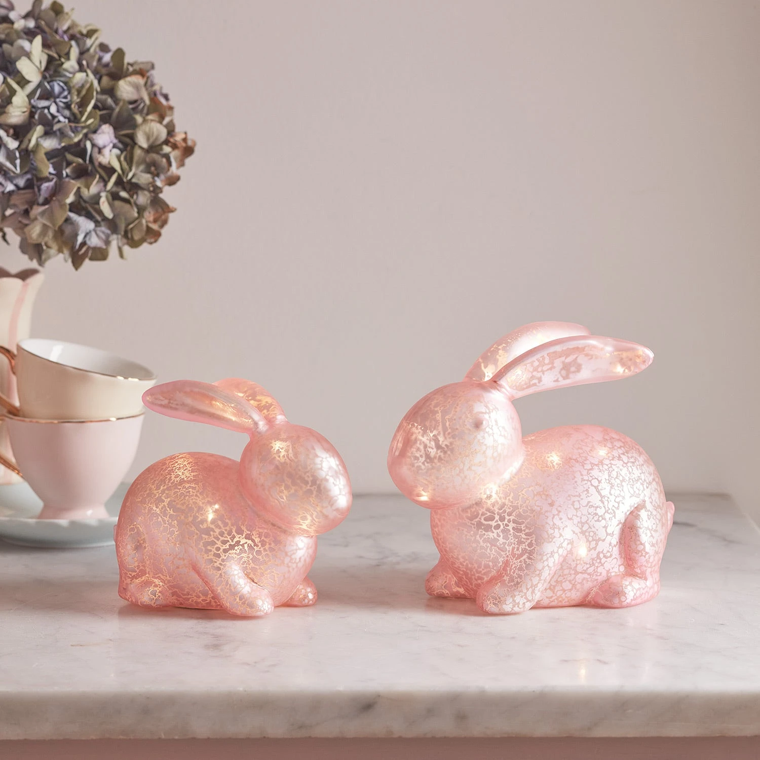 Lot De 2 Décos De Pâques, Lapins Lumineux Roses En Verre Moucheté 2 Lot De 2 Décos De Pâques, Lapins Lumineux Roses En Verre Moucheté – Image 2