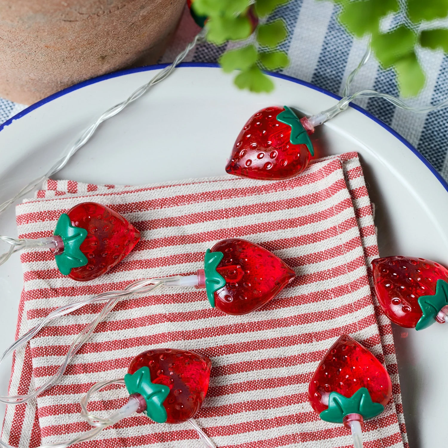 Guirlande Lumineuse à Piles Avec 10 Fraises LED 2 Guirlande Lumineuse à Piles Avec 10 Fraises LED – Image 2