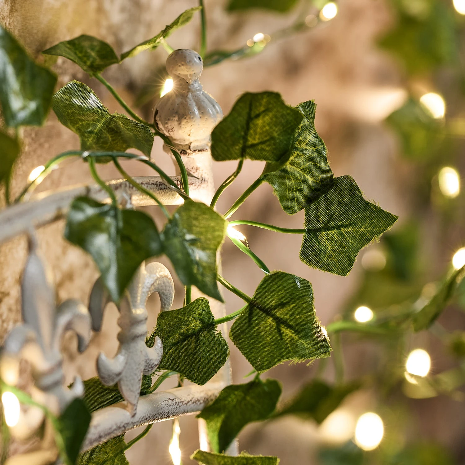 Guirlande Lumineuse à Piles Avec Branches De Lierre Tombantes 2 Guirlande Lumineuse à Piles Avec Branches De Lierre Tombantes – Image 2