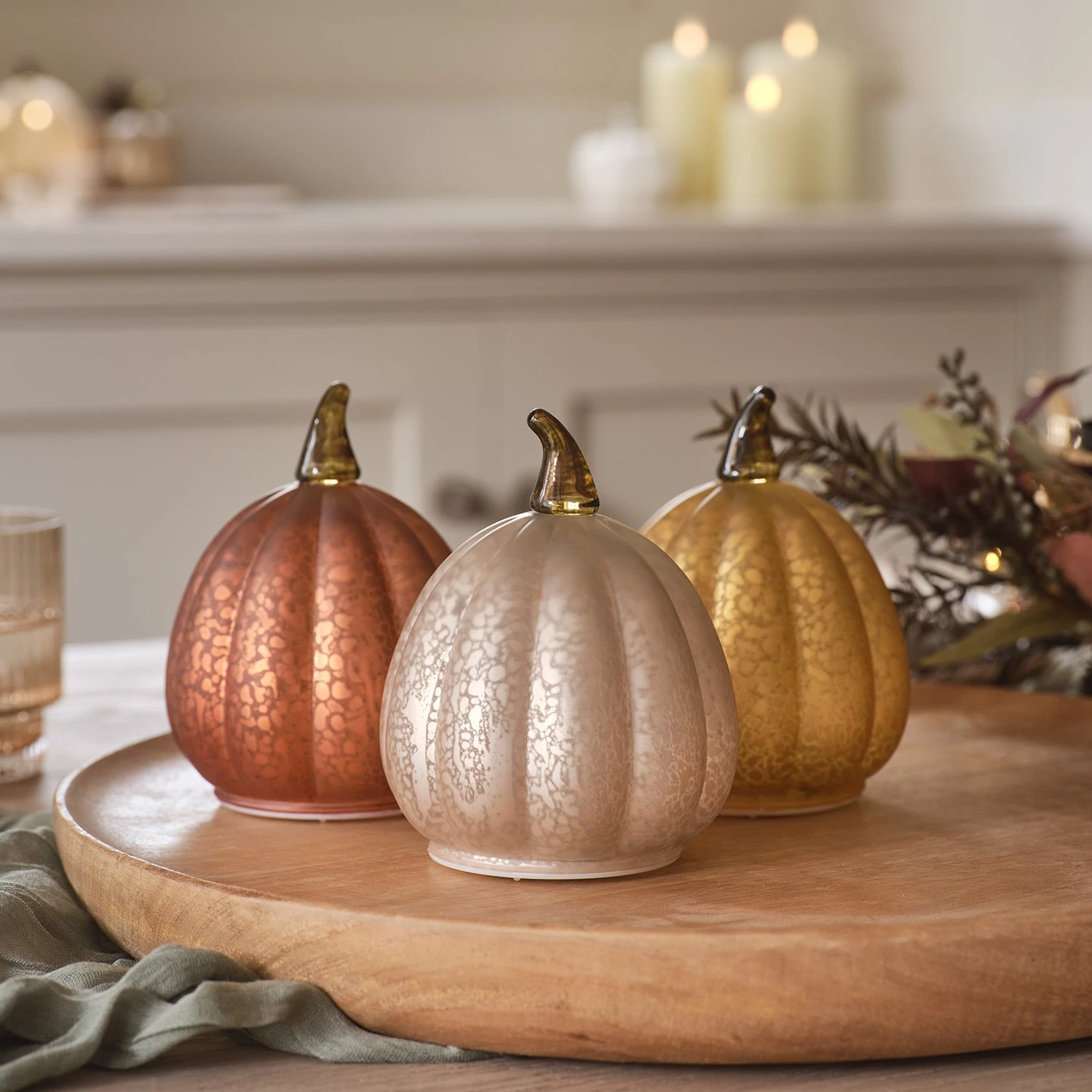 Lot De 3 Citrouilles Lumineuses En Verre à La Patine Blanche 8 Lot De 3 Citrouilles Lumineuses En Verre à La Patine Blanche – Image 8