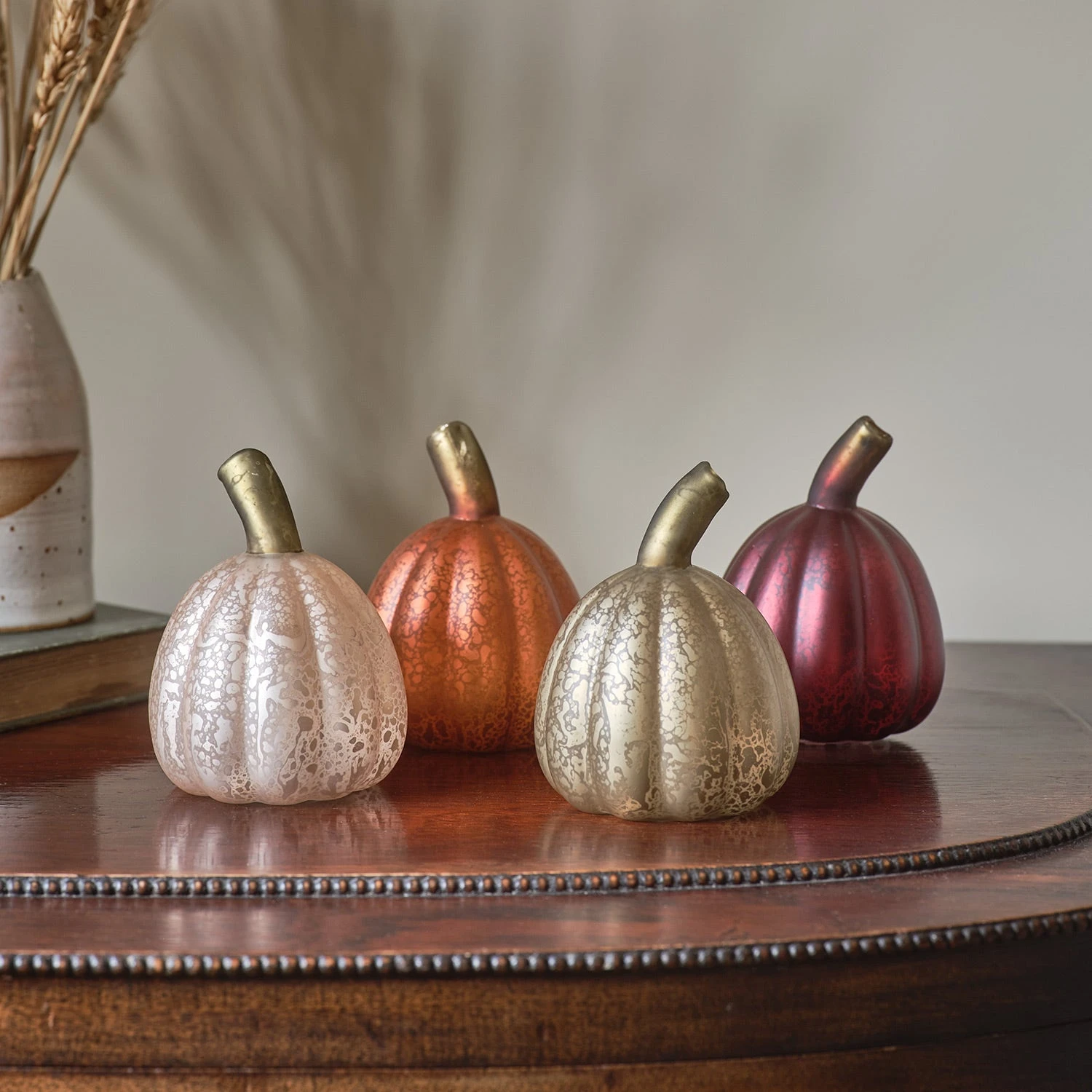 Lot De 4 Citrouilles Lumineuses En Verre à La Patine Blanche 2 Lot De 4 Citrouilles Lumineuses En Verre à La Patine Blanche – Image 2