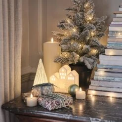 Maison Lumineuse En Céramique -Éclairage Domestique LL25014 maison lumineuse en ceramique sur une commode