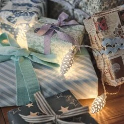 Guirlande Lumineuse 10 LED Pommes De Pin En Verre 9 Guirlande Lumineuse 10 LED Pommes De Pin En Verre -Éclairage Domestique LL25015 guirlande lumineuse pomme de pin autour de cadeaux de noel